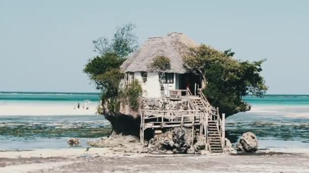 The Rock Restaurant in Ocean Χτισμένο σε ένα βράχο στο Low Tide για Zanzibar Island — Αρχείο Βίντεο