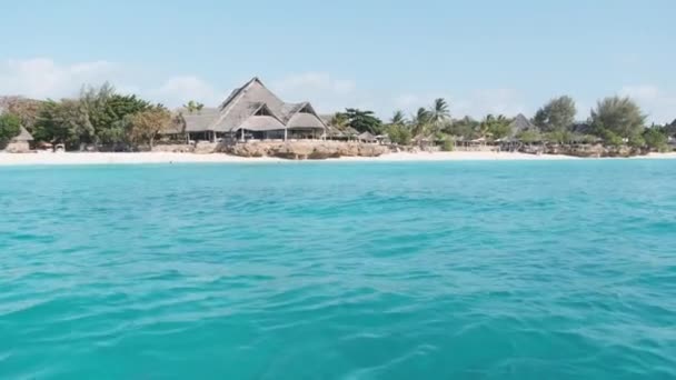 Utsikt från båt till kusten i Zanzibar med Paradise Beach, Palmer och hotell — Stockvideo