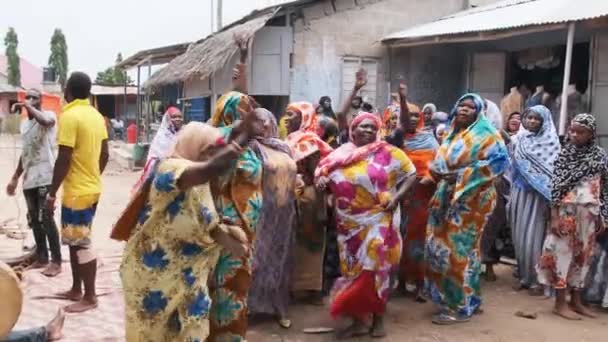 Afrikanska bröllop, Många lokala kvinnor i traditionella kläder dans, Zanzibar, Afrika — Stockvideo