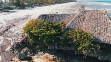 Okyanustaki Kaya Restoranı Zanzibar 'daki Low Tide' da Uçurum üzerine inşa edilmiş.