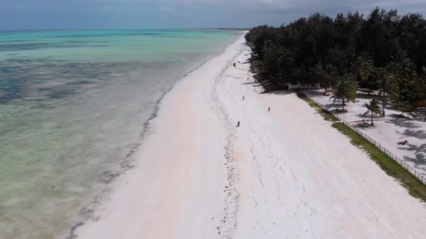 Ocean Coastline with Paradise Beach Hotels and Palm Trees, Zanzibar, letecký pohled — Stock video