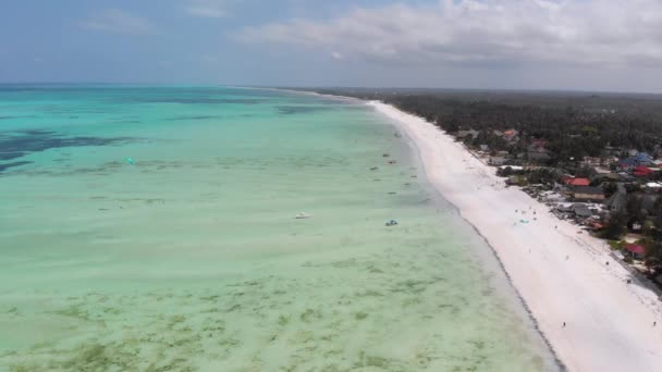 Ocean Coastline with Paradise Beach Hotels and Palm Trees, Zanzibar, letecký pohled — Stock video