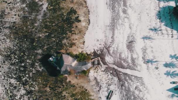 The Rock Restaurant in Ocean Built on Cliff at Low Tide on Zanzibar, Aerial Top — Αρχείο Βίντεο