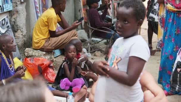 Místní hladové africké malé děti procházka po ulici mezi lidmi, Zanzibar — Stock video