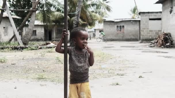 Slum, Zanzibar, Afrika yakınlarındaki fakir bir köyde yerel Afrikalı çocukların portresi — Stok video