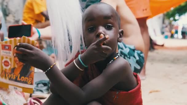 Yerli Brezilyalı Açlıktan ölen Afrikalı Çocuk Kamera ve El sallayan Eller 'e bakıyor, Zanzibar — Stok video