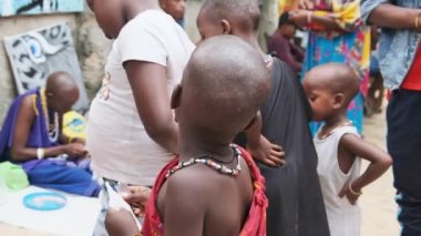 Yerel Aç Afrikalı Küçük Çocuklar İnsanlar Arasında Sokakta Yürüyor, Zanzibar