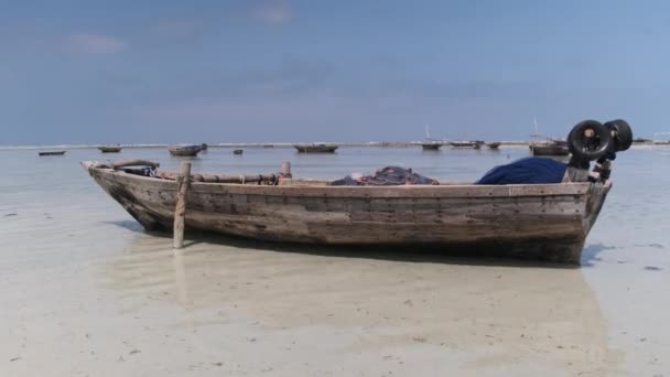 Altes trockenes afrikanisches Fischerruderboot strandet bei Ebbe im Sand am Strand von Sansibar — Stockvideo
