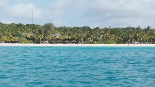 Linia brzegowa Zanzibar z Sandy Beach, Palms i hotele. Widok z pływającej łodzi — Wideo stockowe