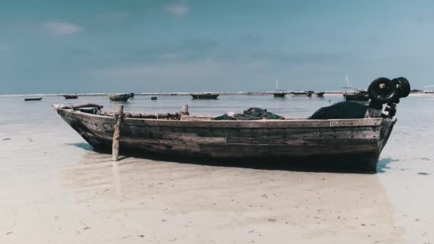 Traditionelles afrikanisches Fischerboot strandet bei Ebbe im Sand am Strand von Sansibar — Stockvideo