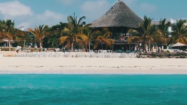 Pobřeží Zanzibaru se Sandy Beach, Palms a Hotels. Pohled z plovoucí lodi — Stock video