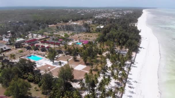 Afrikanska tropiska badorter, Exotiska hotell, Blå pooler, Zanzibar, Flygfoto — Stockvideo