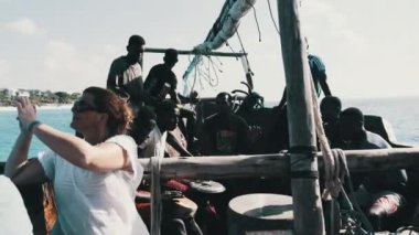 Yerel Afrikalılar Geleneksel Dhow Boat, Zanzibar 'da Davul Çalıyor ve Şarkı Söylüyor