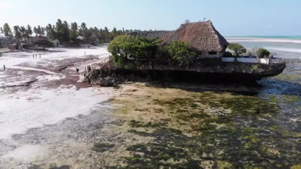 El restaurante Rock en el océano Construido en el acantilado en la marea baja en Zanzíbar, Vista aérea — Vídeos de Stock