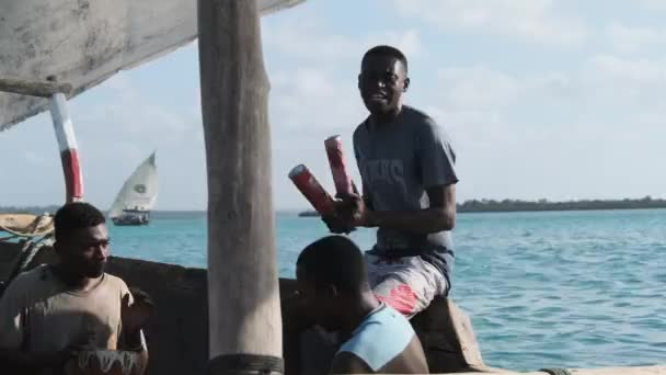 当地非洲人在桑给巴尔传统独木舟上打鼓、唱歌 — 图库视频影像