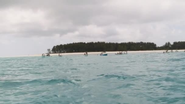 Mnemba Island, Uitzicht vanaf een boot in de oceaan, ongerepte zandstranden, Zanzibar — Stockvideo