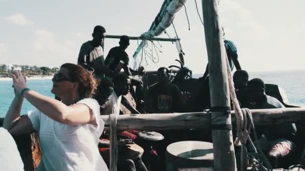 Des Africains locaux jouent du tambour et chantent des chansons sur le bateau traditionnel Dhow, Zanzibar — Video