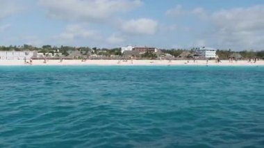 Cennet Sahili, Palmiyeler ve Otellerle Zanzibar 'ın teknesinden sahil manzarası