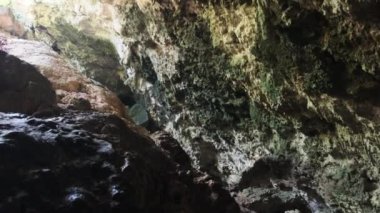 Yeraltı Mağarası ve Kuza Mağarası Tavanından sarkan Stalactite Kaya oluşumları