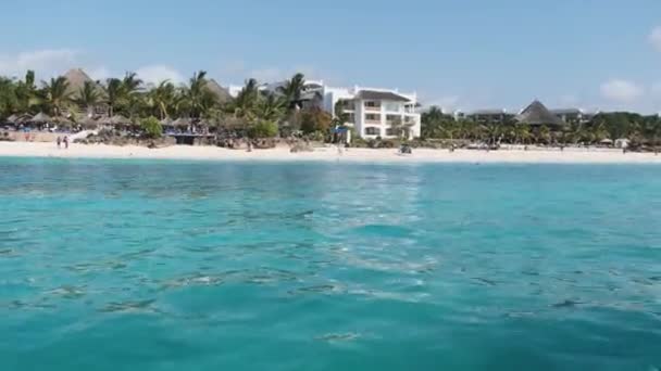 Widok z łodzi na wybrzeże Zanzibaru z Paradise Beach, Palms i Hotele — Wideo stockowe