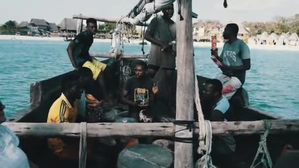 Lokale Afrikanen spelen Drums en zingen liedjes op traditionele Dhow Boat, Zanzibar — Stockvideo