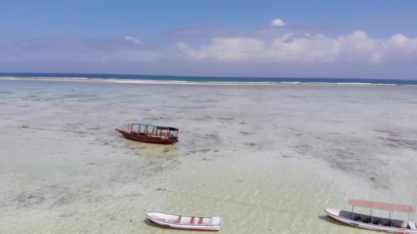 Ozean bei Ebbe, Luftaufnahme, Sansibar, Boote, die in den Untiefen im Sand stecken — Stockvideo