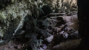 Yeraltı Mağarası ve Kuza Mağarası Tavanından sarkan Stalactite Kaya oluşumları