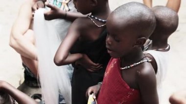 Yerel Afrikalı Aç Çocuk İnsanlar, Zanzibar, Afrika arasında Sokaklarda Gazete Yiyor