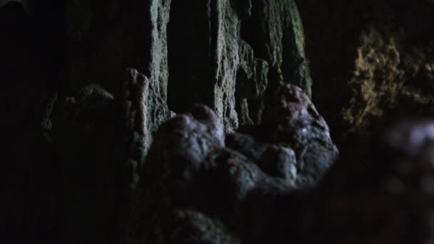 Grotta sotterranea con formazioni rocciose di stalattite appesa al soffitto delle grotte di Kuza — Video Stock