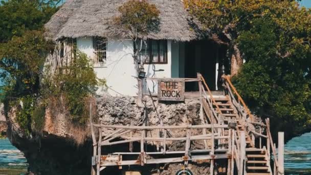 ザ・ロックレストラン・イン・オーシャンザンジバル島のロータイドに崖の上に建てられた — ストック動画