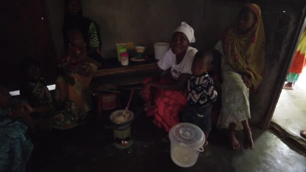 Leven van een arme lokale Afrikaanse familie, In een Slum House in een dorp, Zanzibar — Stockvideo