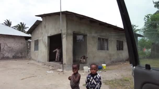 African Boy Waves His Hand Goodbye in a Poor Village near Slum, Zanzibar, Afrique — Video