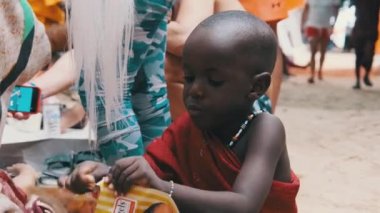 Yerel Afrikalı Aç Çocuk İnsanlar, Zanzibar, Afrika arasında Sokaklarda Gazete Yiyor