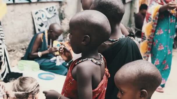 아프리카의 굶주린 어린이 종 이 사람들이 다니는 거리, 잔지바르, 아프리카 — 비디오