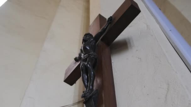 十字架につけられたイエス・キリストとの大きな木製の十字架教会の壁にかかって — ストック動画