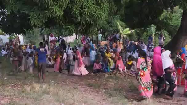 Толпа местных жителей, празднующих африканскую свадьбу в местной деревне, Занзибар — стоковое видео