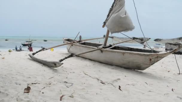 Afrykańska tradycyjna drewniana łódź zatopiona w piasku na plaży podczas odpływu, Zanzibar — Wideo stockowe