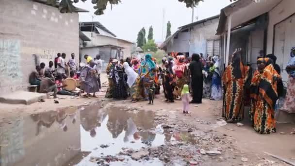 Ślub afrykański, Wiele lokalnych kobiet w tradycyjnej odzieży Taniec, Zanzibar, Afryka — Wideo stockowe