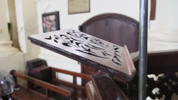 Antiguo atril de madera en la iglesia para la oración, Catedral anglicana, Zanzíbar — Vídeo de stock