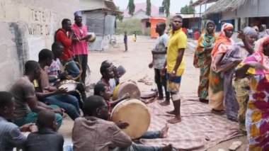 Afrika Düğünü, Geleneksel Giysilerdeki Birçok Yerel Kadın Dansı, Zanzibar, Afrika