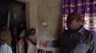 Zanzibar 'da bir köyde fakir bir Afrikalı ailenin hayatı.
