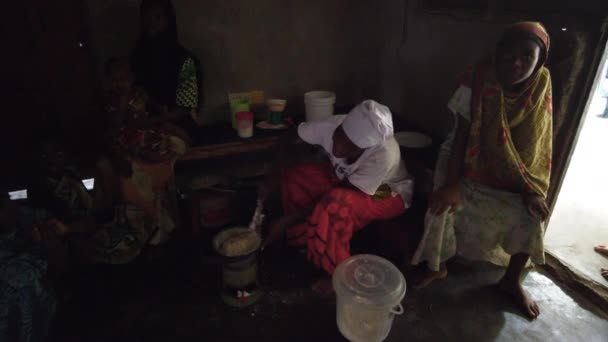 Zanzibar 'da bir köyde fakir bir Afrikalı ailenin hayatı. — Stok video