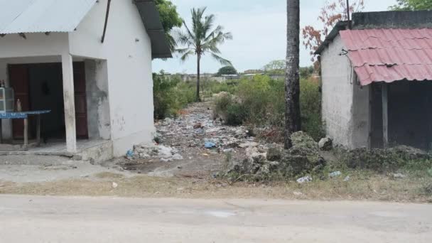 Les ordures en Afrique se trouvent près des maisons dans le pauvre village tropical, Trash, Zanzibar — Video