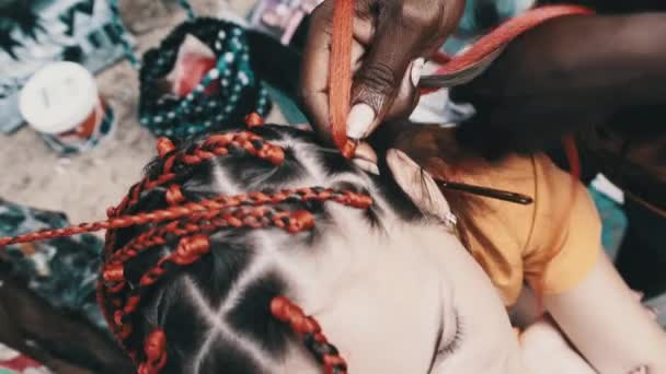 African Woman Weaving African Braids with Red Kanekalon Outdoor, Zanzibar Africa — Stock Video