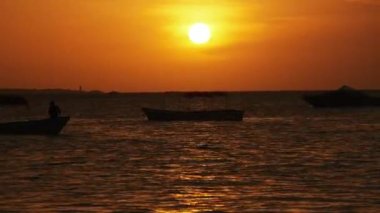 Hint Okyanusu 'nda Sunset' te demirli balıkçı tekneleri silueti, Zanzibar