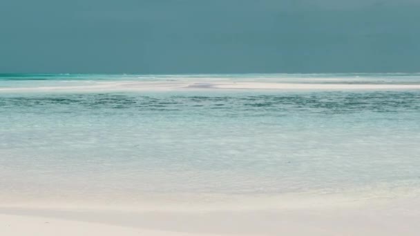 Leerer Paradiesstrand mit weißem Sand und klarem Wasser im Ozean, Sansibar, Mnemba — Stockvideo