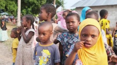 Afrika 'nın Zanzibar köyündeki Kameraya Bakan Yerel Afrikalı Çocuklar