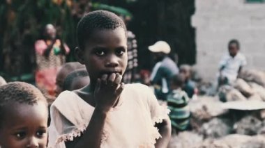 Afrika 'nın Zanzibar Köyü' ndeki Kameraya Meraklı Yerel Afrikalı Kız