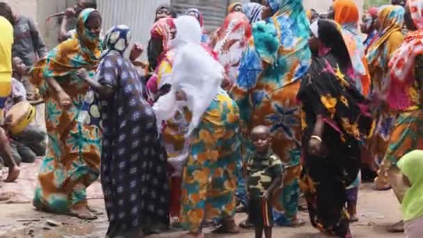Boda africana, muchas mujeres locales en la danza de la ropa tradicional, Zanzíbar, África — Vídeos de Stock