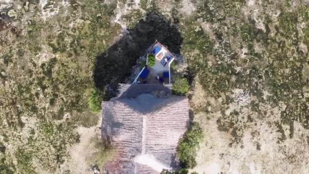 The Rock Restaurant in Ocean Costruito sulla scogliera a Low Tide su Zanzibar, Aerial Top — Video Stock